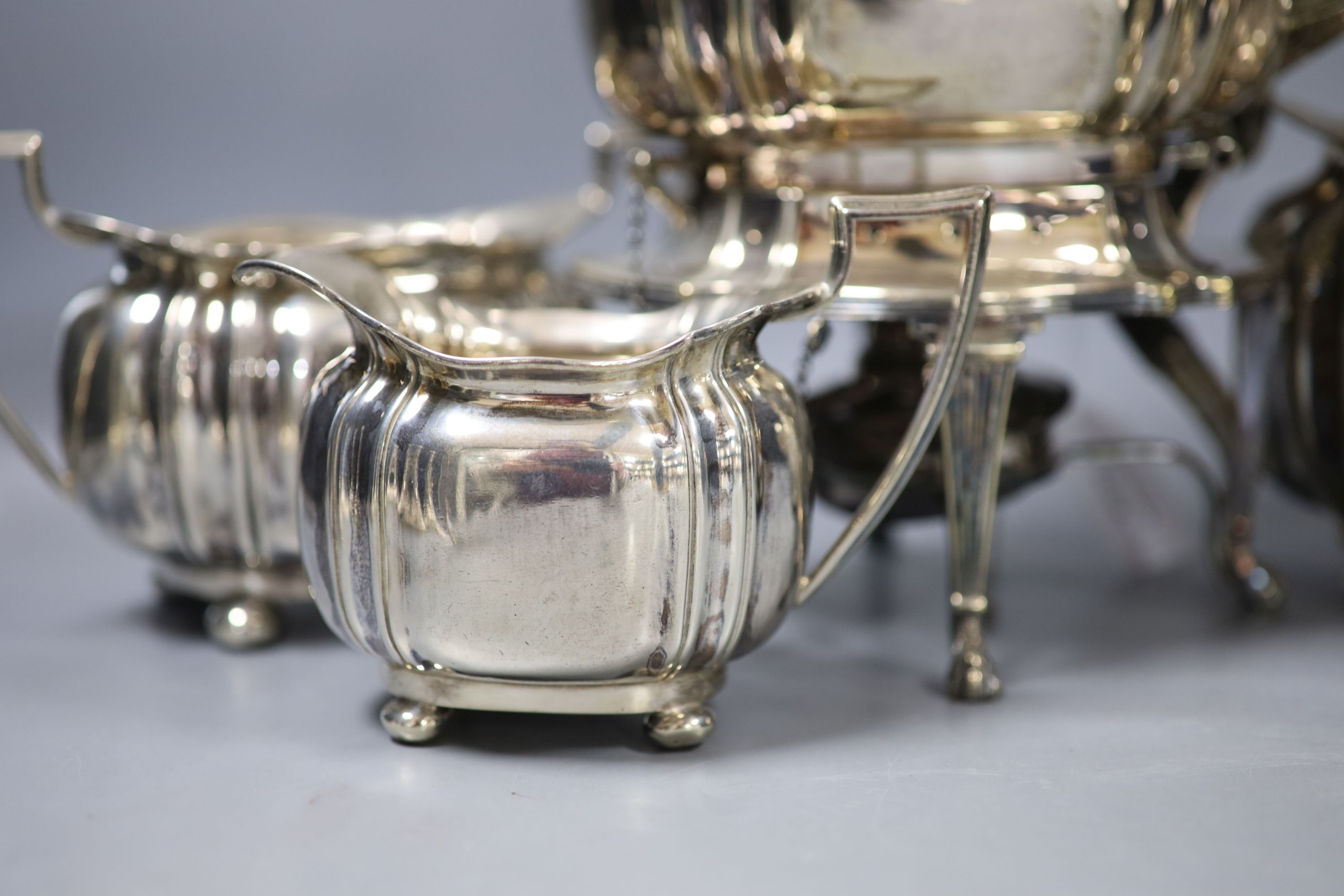 A George V silver three piece tea set, Cooper Brothers & Sons, Sheffield, 1913, gross 42oz, together - Image 2 of 3