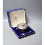 A cased George V silver porringer cup and cover, Carrington & Co, London, 1924, diameter 18.3cm,