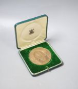 A cased Queen Mary commemorative bronze medallion, 69mm
