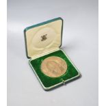 A cased Queen Mary commemorative bronze medallion, 69mm