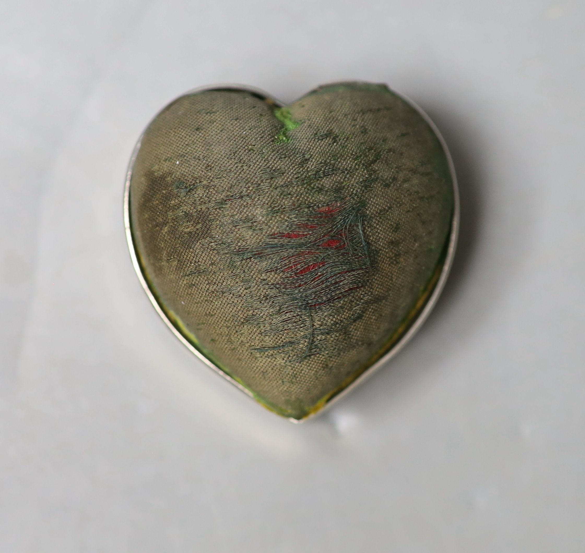 An Edwardian silver mounted heart shaped pin cushion, Birmingham, 1905, 52mm and a filigree white - Image 2 of 3