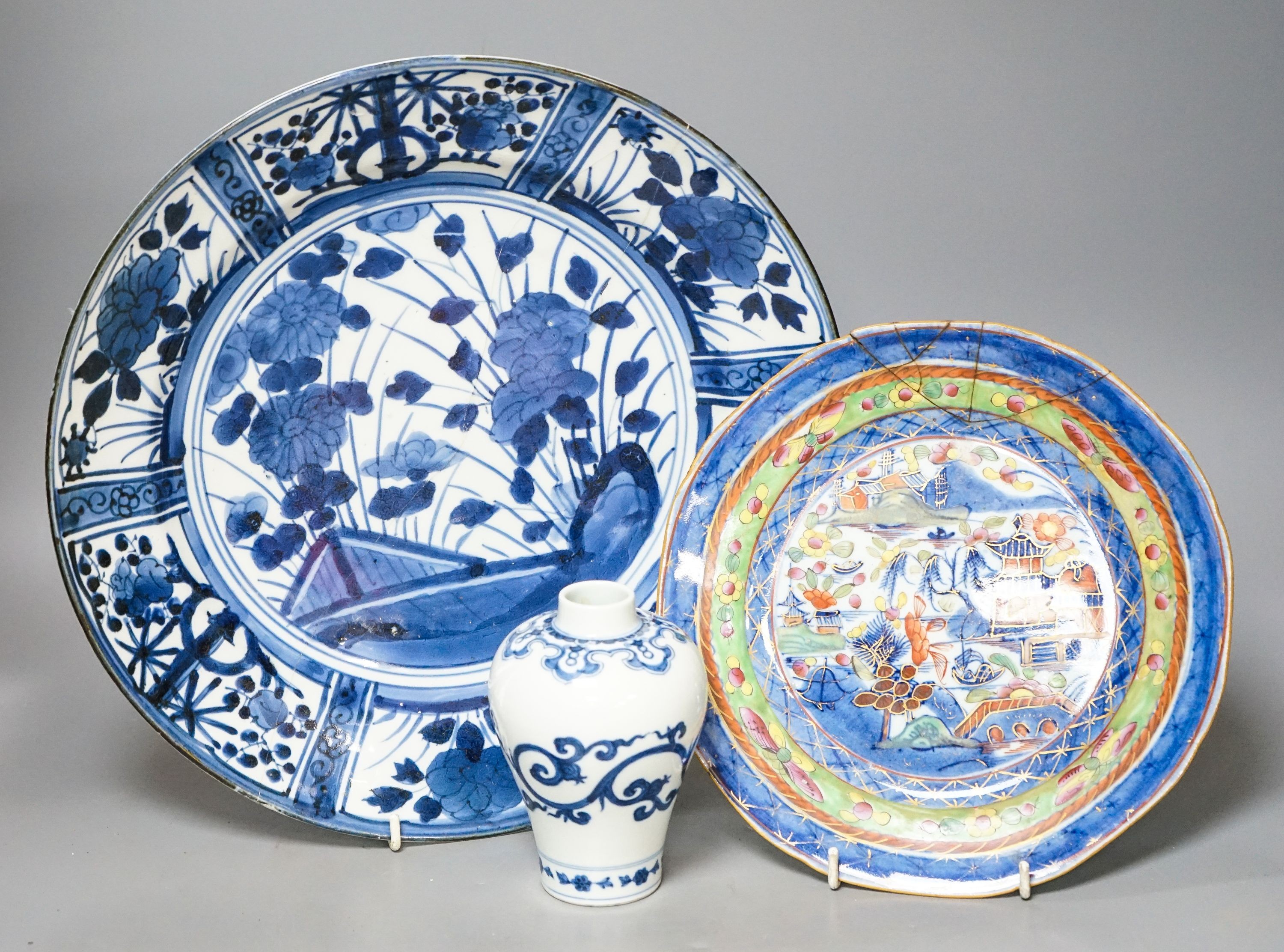 A Japanese blue and white dish, a Chinese blue and white meiping and a clobbered plate33cm