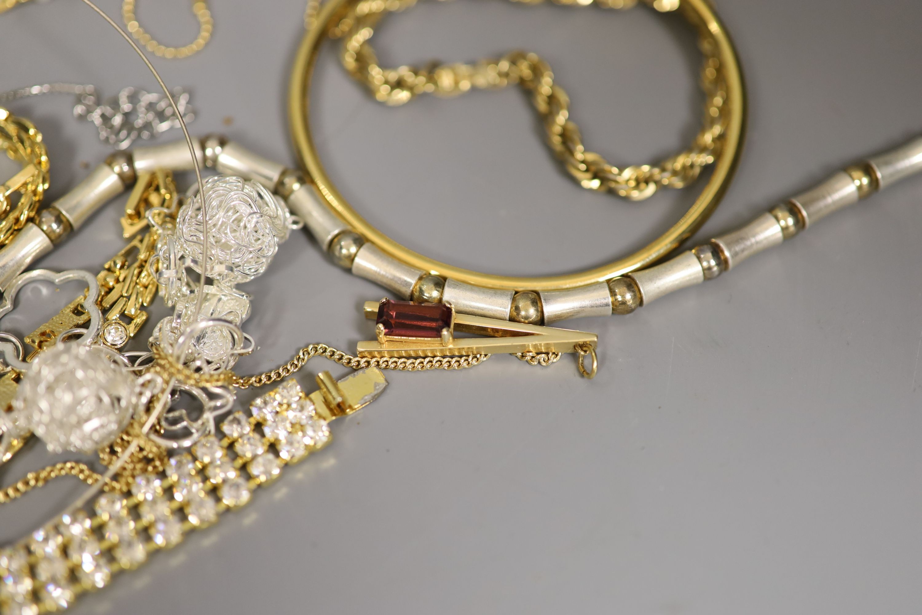 A quantity of assorted costume jewellery including a lapis lazuli set bangle. - Image 2 of 6