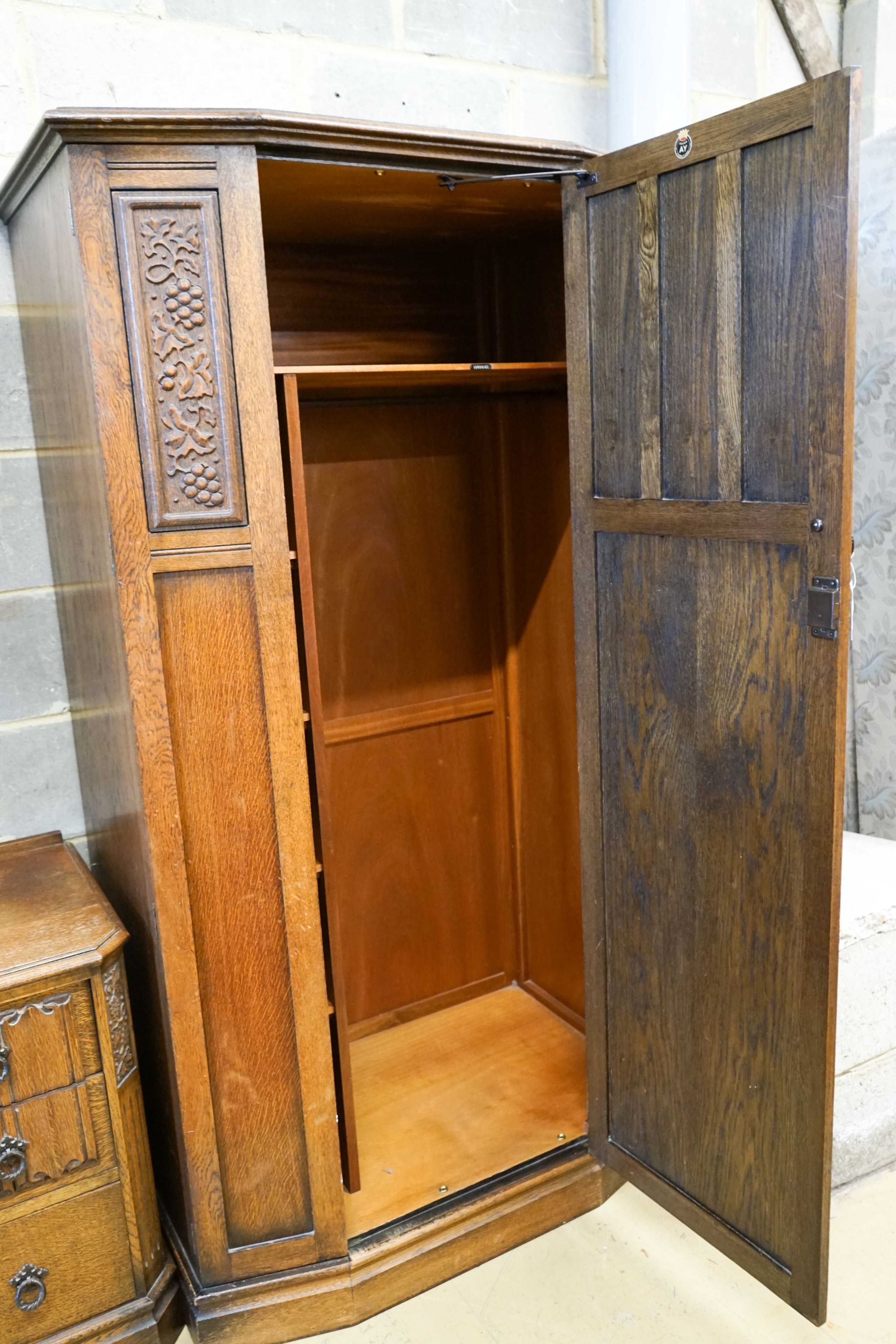 An early 20th century Jacobean revival linenfold moulded oak three piece bedroom suite, larger - Image 5 of 6