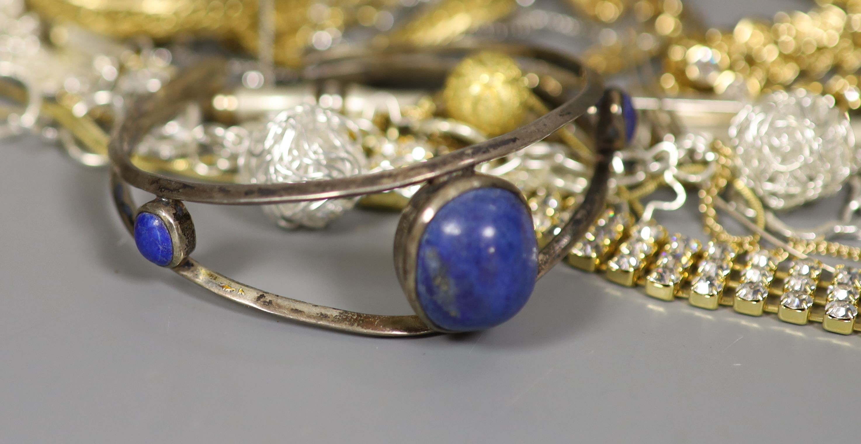 A quantity of assorted costume jewellery including a lapis lazuli set bangle. - Image 4 of 6