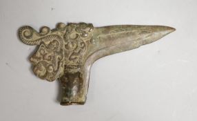 A Chinese bronze axe head, 17cm wide