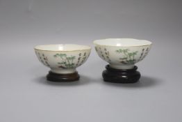 A pair of Chinese famille rose bowls on stands11cm