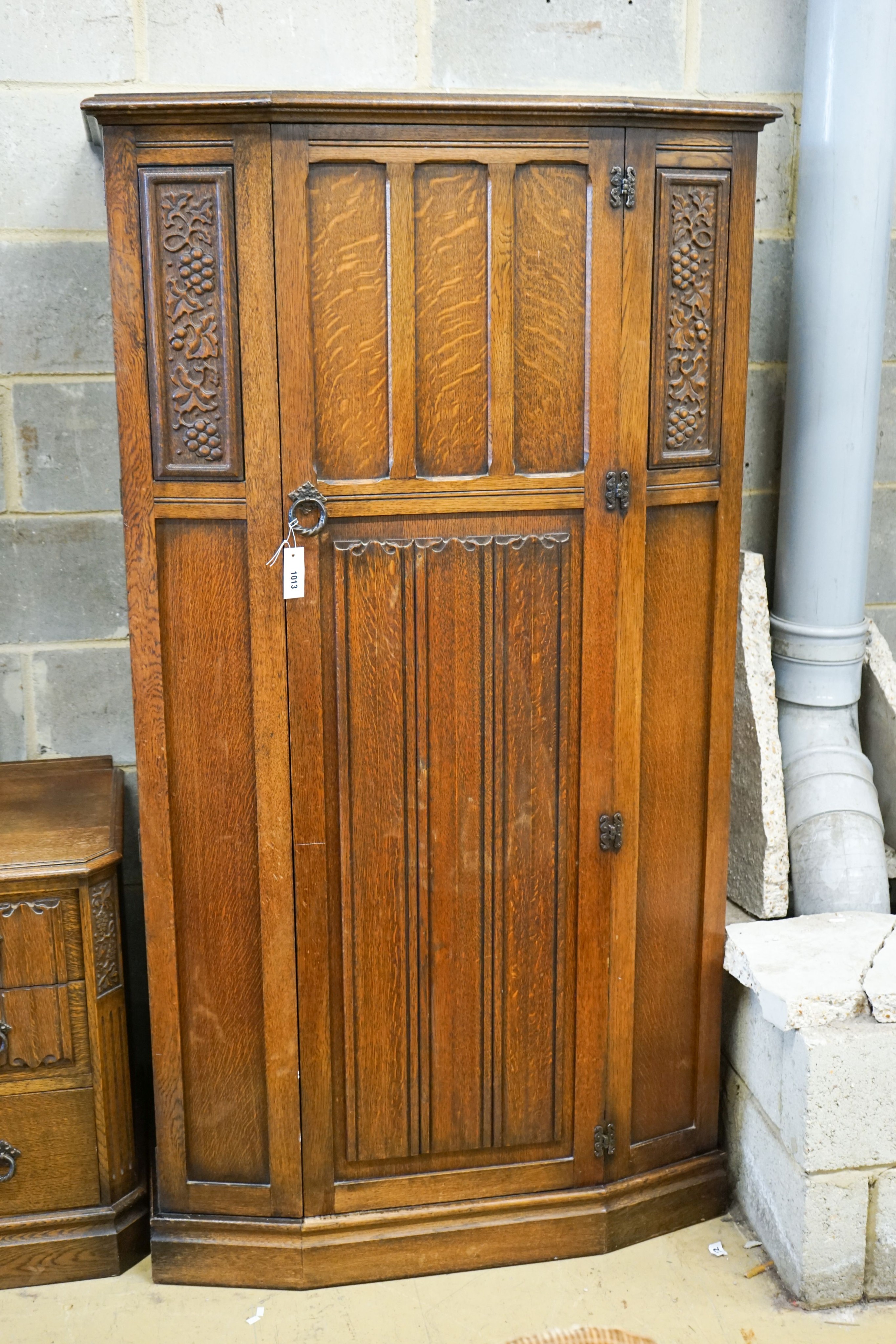 An early 20th century Jacobean revival linenfold moulded oak three piece bedroom suite, larger - Image 3 of 6