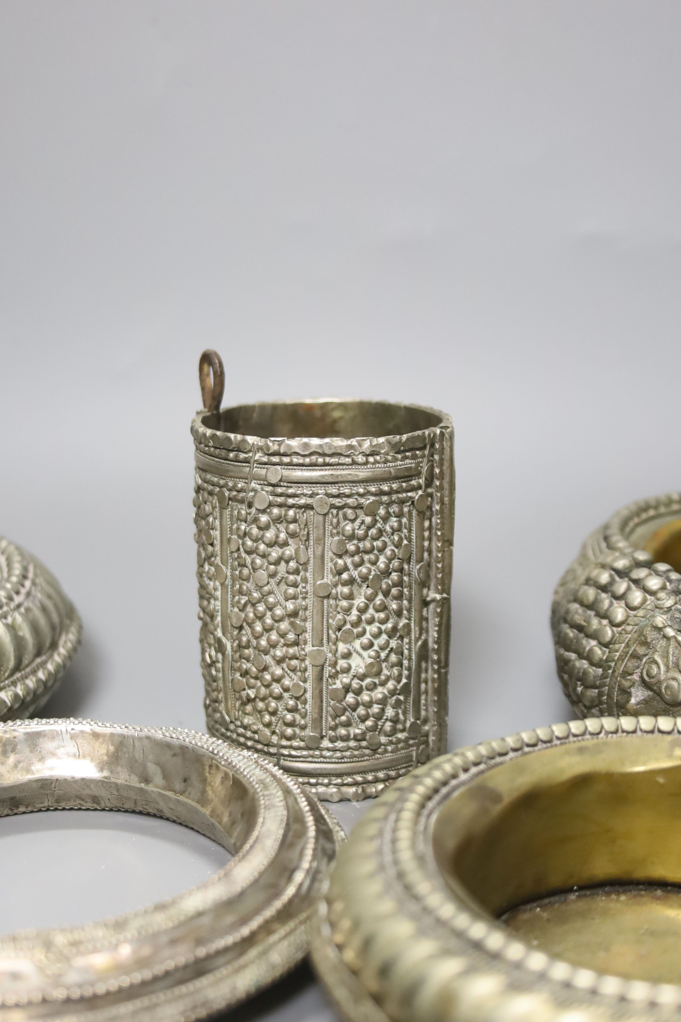 Eight Persian gulf silver plated nickel ankle bracelets - Image 4 of 4