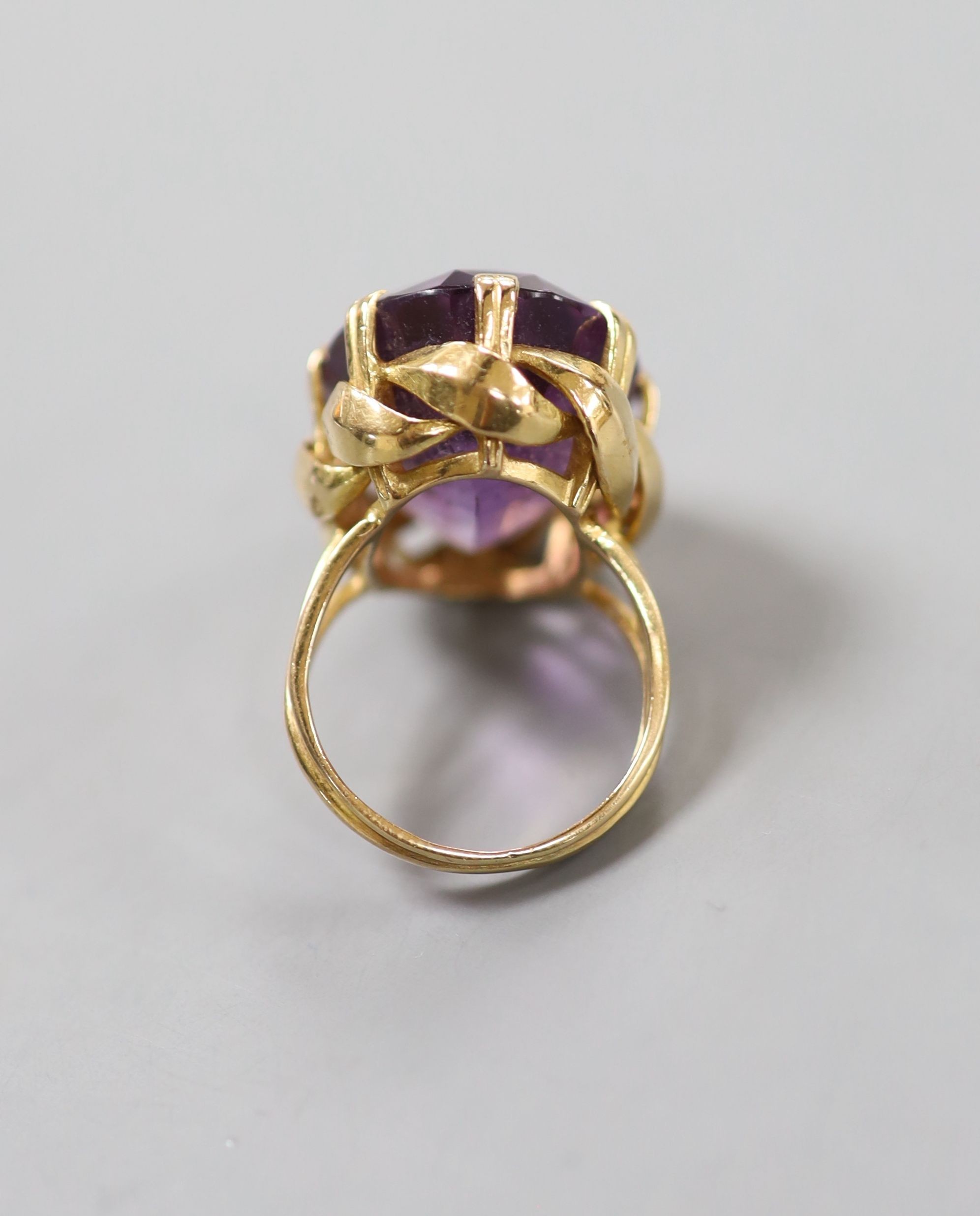 A yellow metal and oval cut amethyst set dress ring, size L, gross weight 11.5 grams. - Image 3 of 3