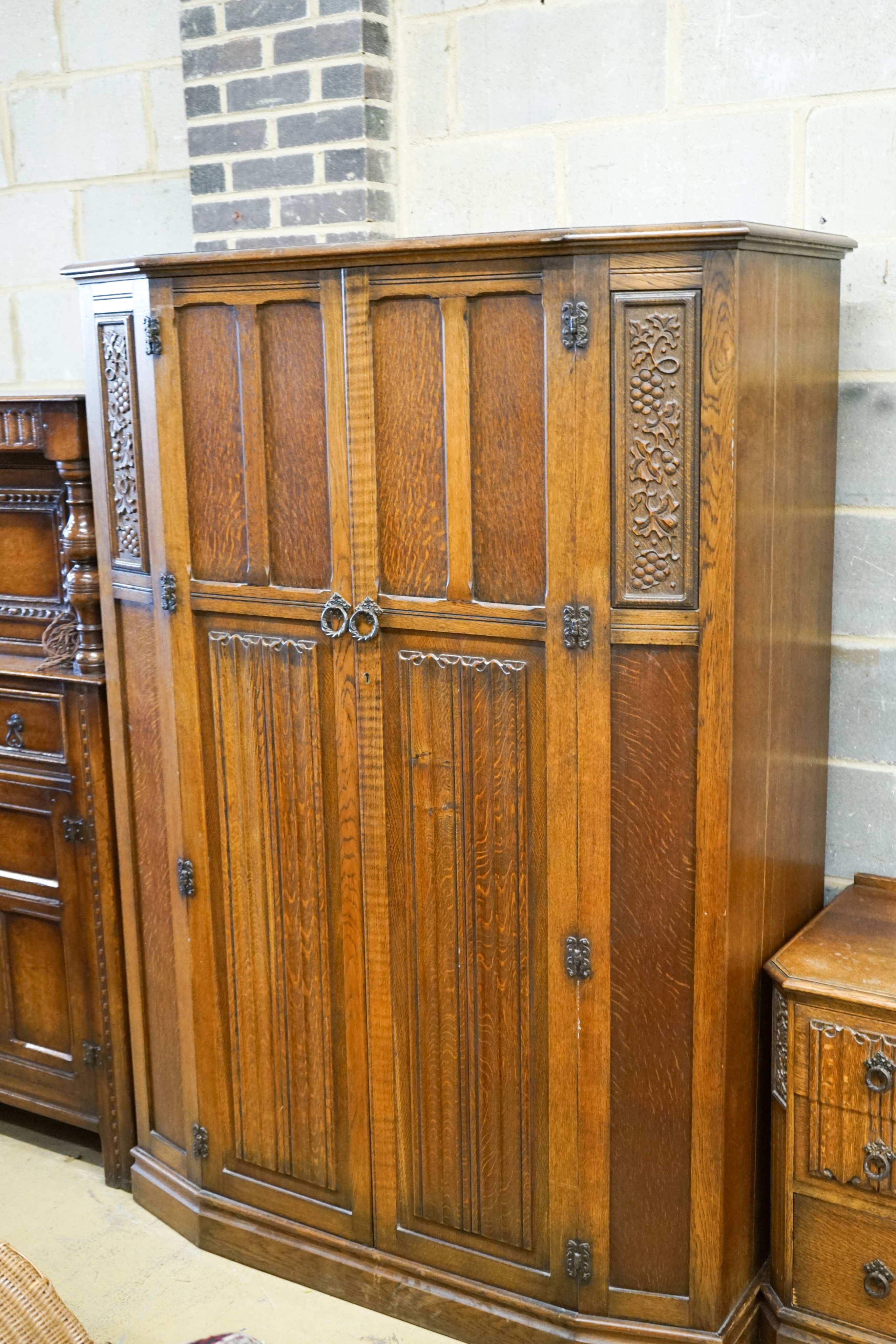 An early 20th century Jacobean revival linenfold moulded oak three piece bedroom suite, larger - Image 4 of 6