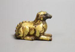 A Chinese gilt bronze dog, 7cm wide