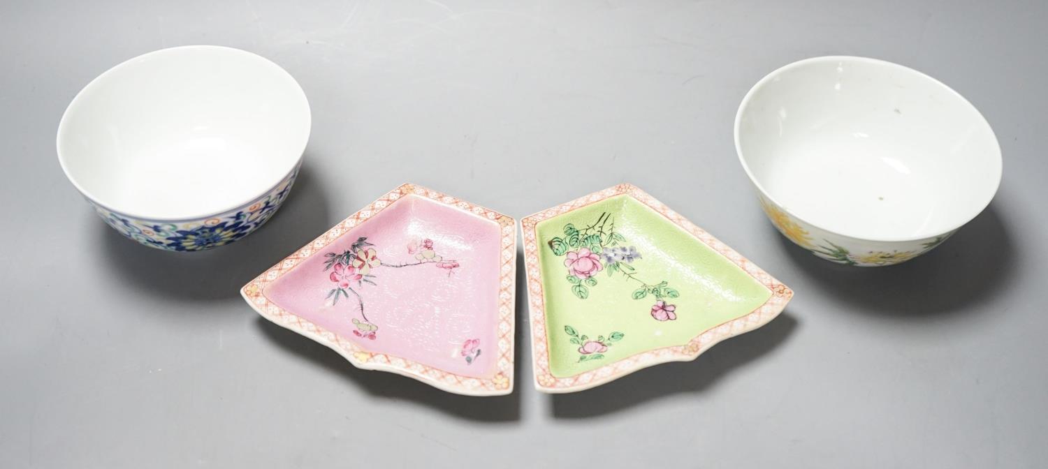 Two Chinese porcelain bowls and two enamelled porcelain dishes, 19th/20th century, largest 12.3 cm - Image 3 of 5