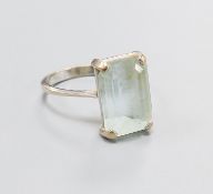 A 750 white metal and emerald cut aquamarine set ring, size O, gross weight 4.6 grams.