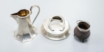 An Edwardian silver horseshoe letter clip, London, 1907, 86mm, a silver cream jug and a silver
