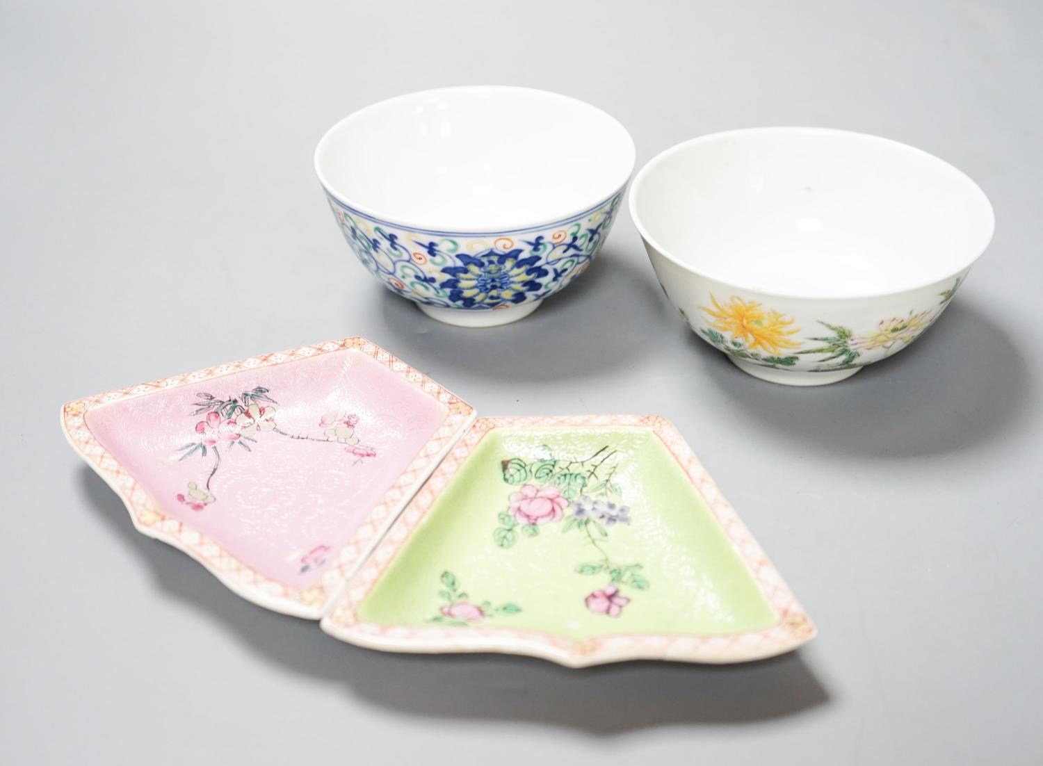 Two Chinese porcelain bowls and two enamelled porcelain dishes, 19th/20th century, largest 12.3 cm