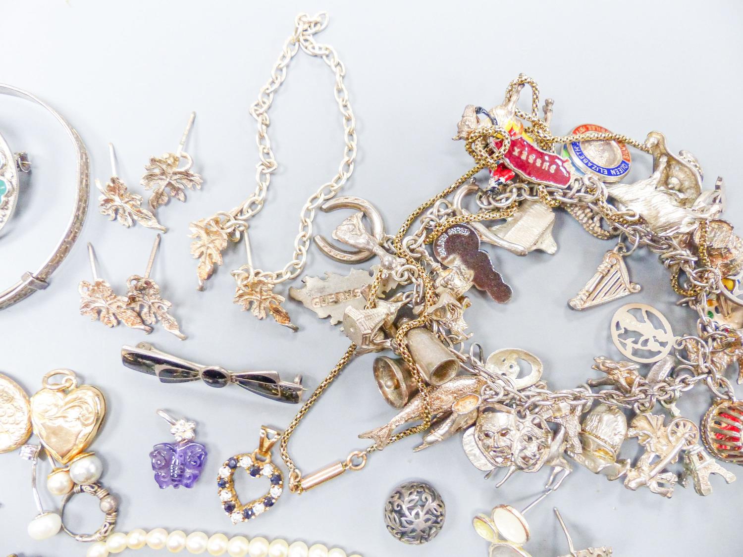 Assorted gold and silver jewellery including bar brooches, charm bracelet etc. - Image 5 of 7