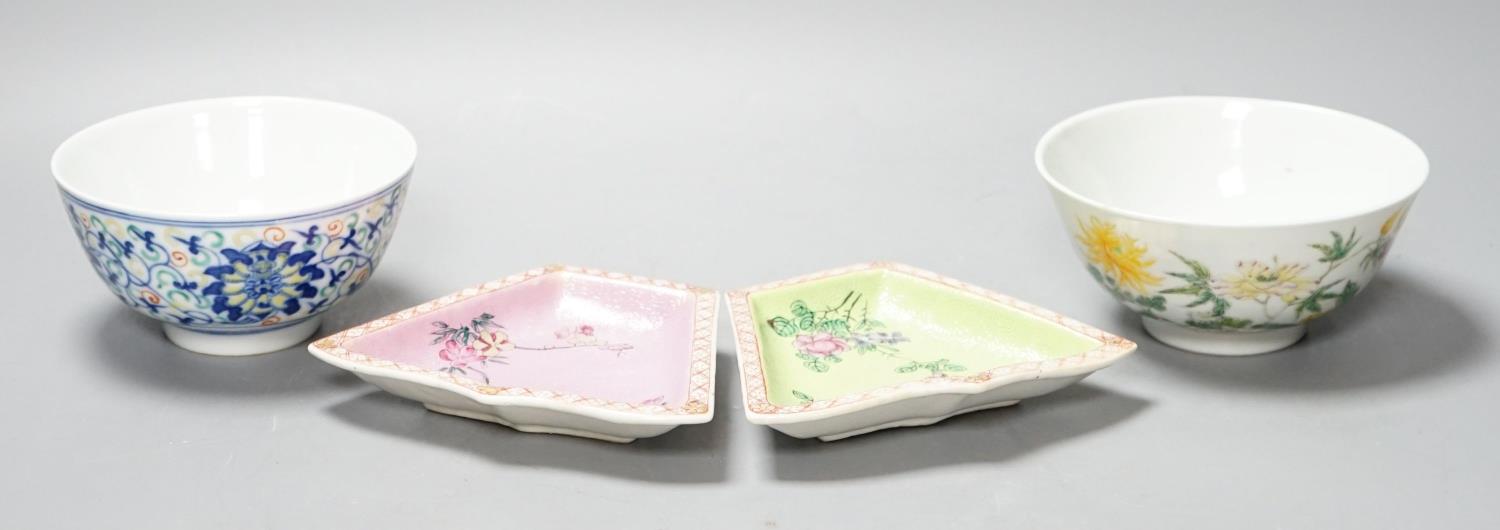 Two Chinese porcelain bowls and two enamelled porcelain dishes, 19th/20th century, largest 12.3 cm - Image 2 of 5