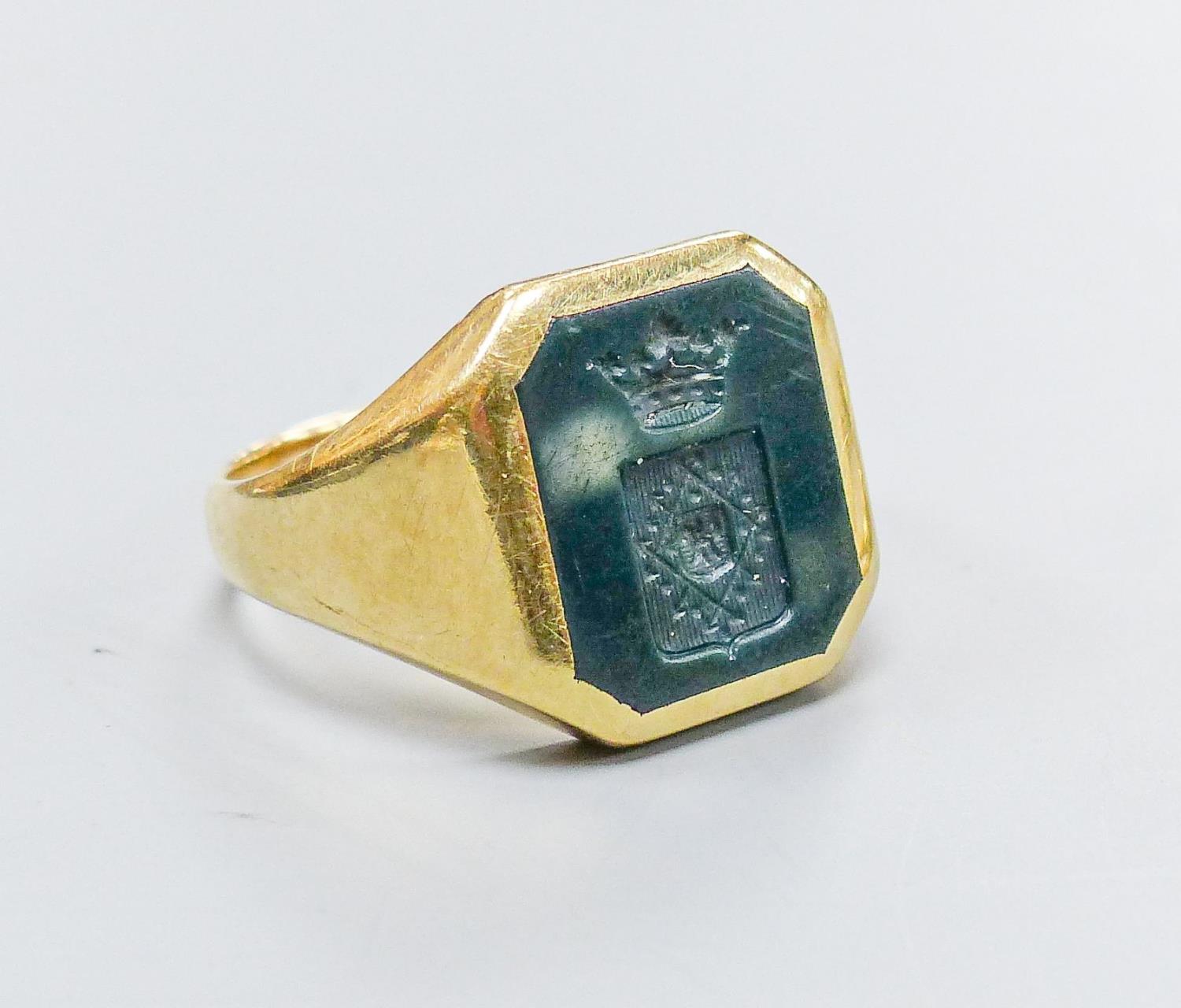A yellow metal signet ring, inset octagonal intaglio chalcedony matrix, size U, gross 8.3 grams - Image 2 of 4