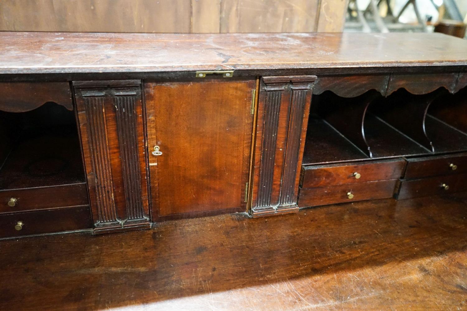 A George III mahogany bureau, width 122cm, depth 58cm, height 105cm - Image 4 of 5
