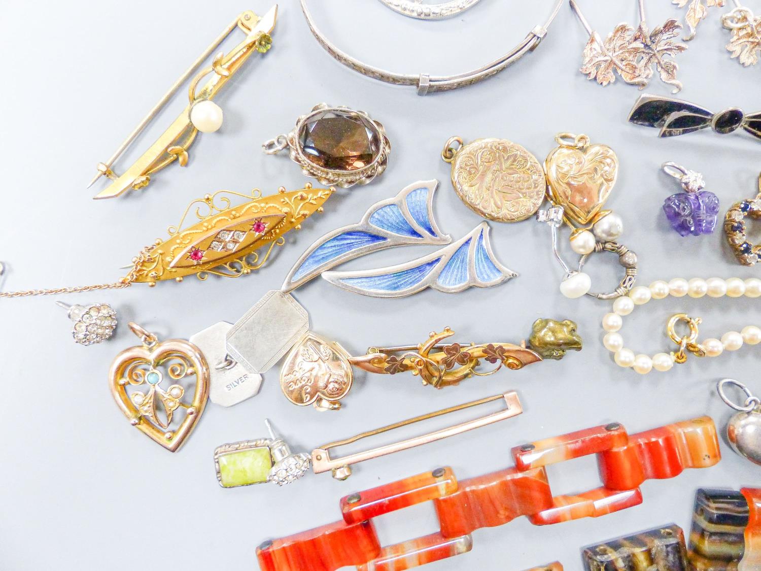 Assorted gold and silver jewellery including bar brooches, charm bracelet etc. - Image 3 of 7