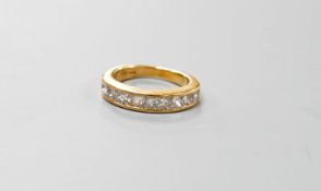 A modern 18ct gold and ten stone Princess cut diamond set half eternity ring, size I, gross 5.4