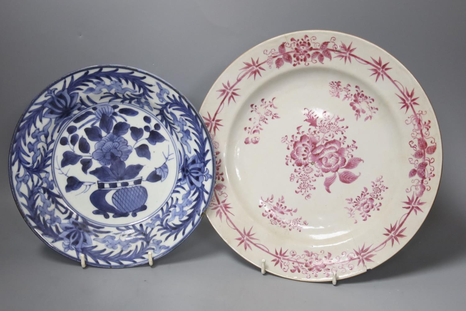 A group of Chinese porcelain, 18th/19th century and an 18th century Japanese Arita blue and white - Image 5 of 6