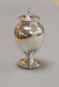 A Victorian silver pounce pot, London, 1861, 10cm, 96 grams.