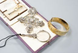A white metal and paste set drop pendant, 10.7cm, a modern silver gilt bangle, a 9ct gold bar