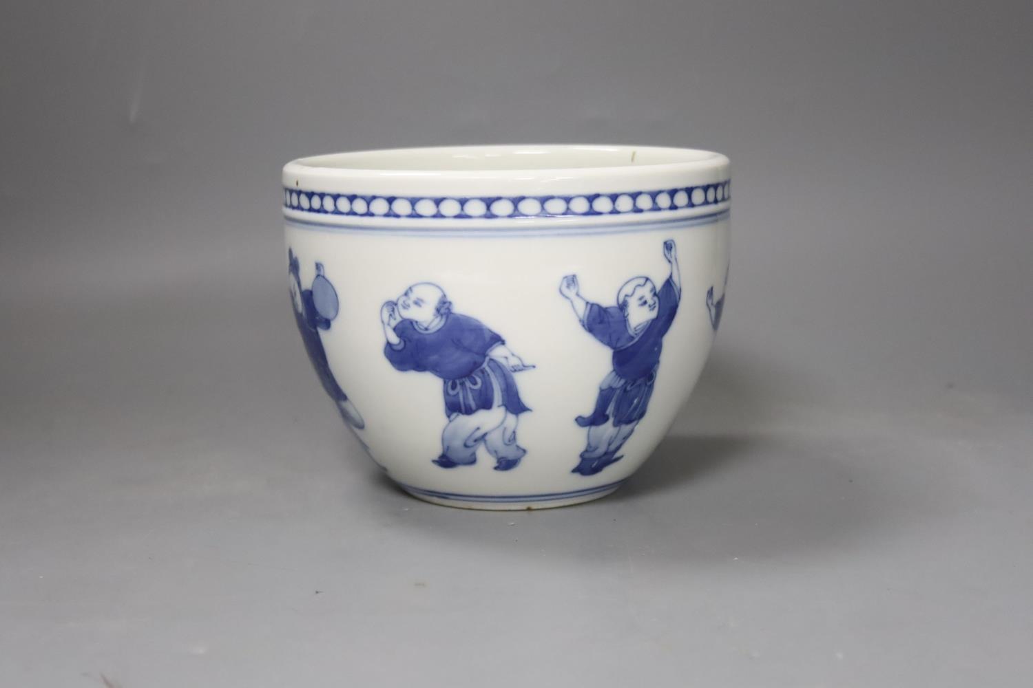 A Chinese blue and white small jardiniere 12cm - Image 3 of 4