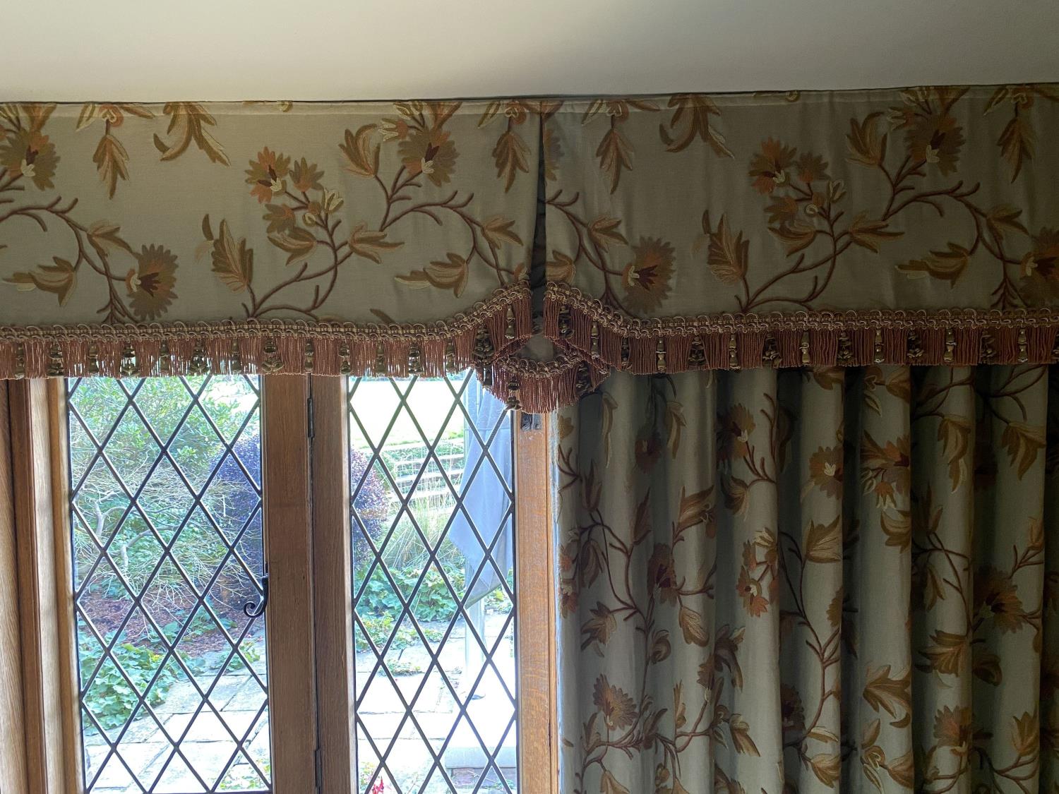 A pair of eau de nil linen curtains with floral crewel work decoration, and matching two piece - Image 5 of 7