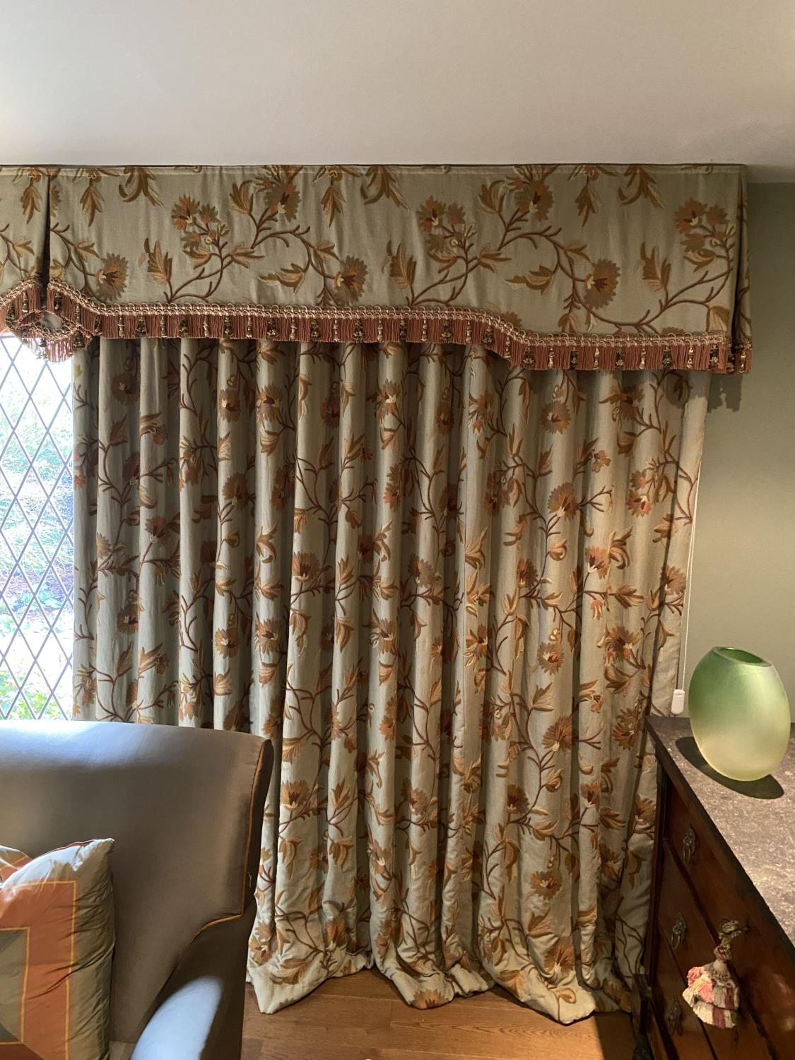 A pair of eau de nil linen curtains with floral crewel work decoration, and matching two piece - Image 3 of 7