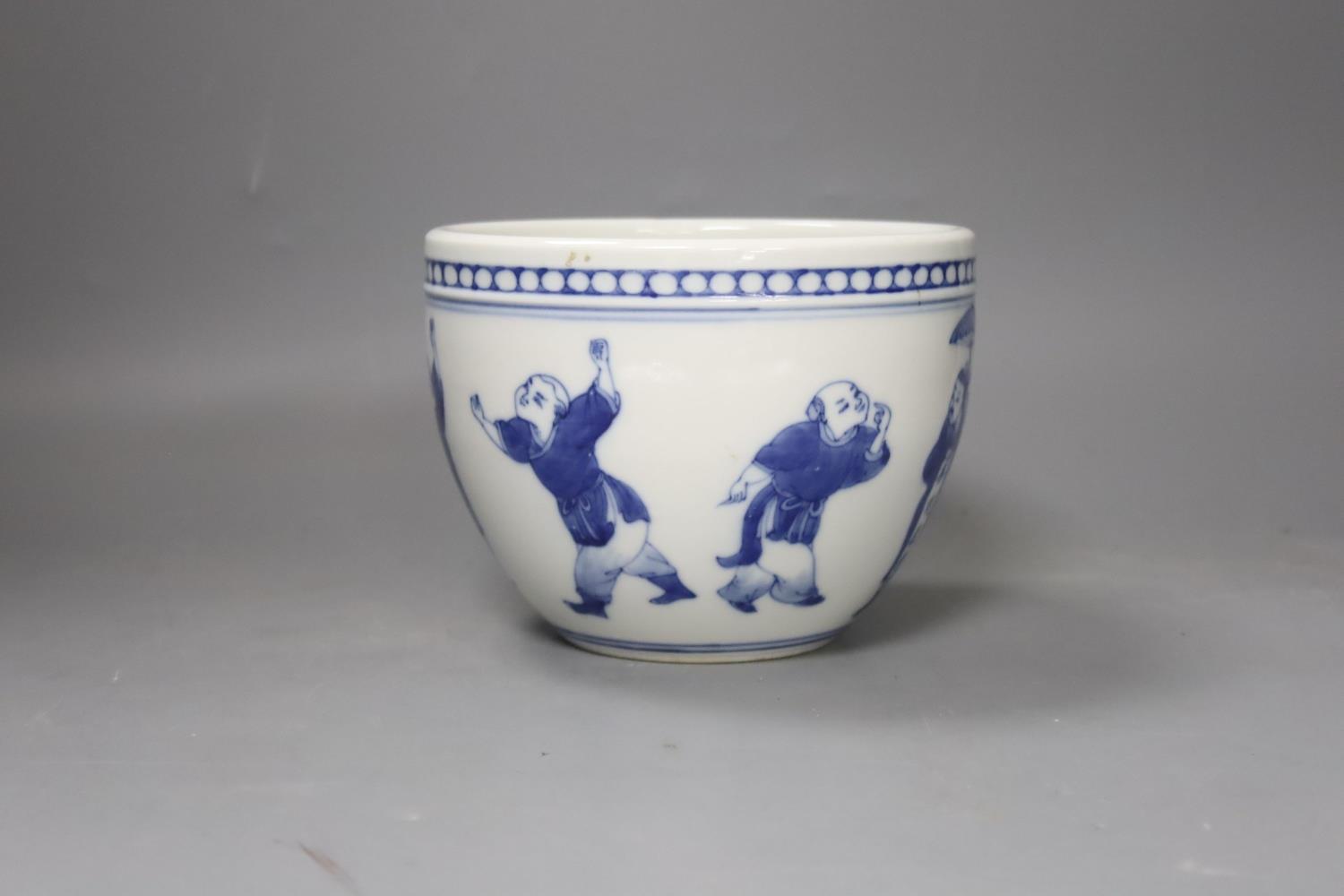 A Chinese blue and white small jardiniere 12cm - Image 2 of 4
