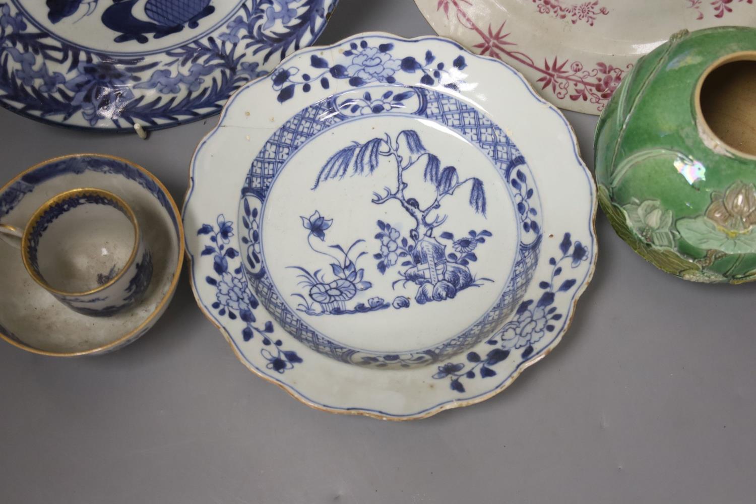 A group of Chinese porcelain, 18th/19th century and an 18th century Japanese Arita blue and white - Image 4 of 6