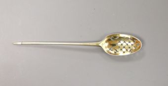 A mid 18th century silver gilt mote spoon, 13.6cm, indistinct marks.