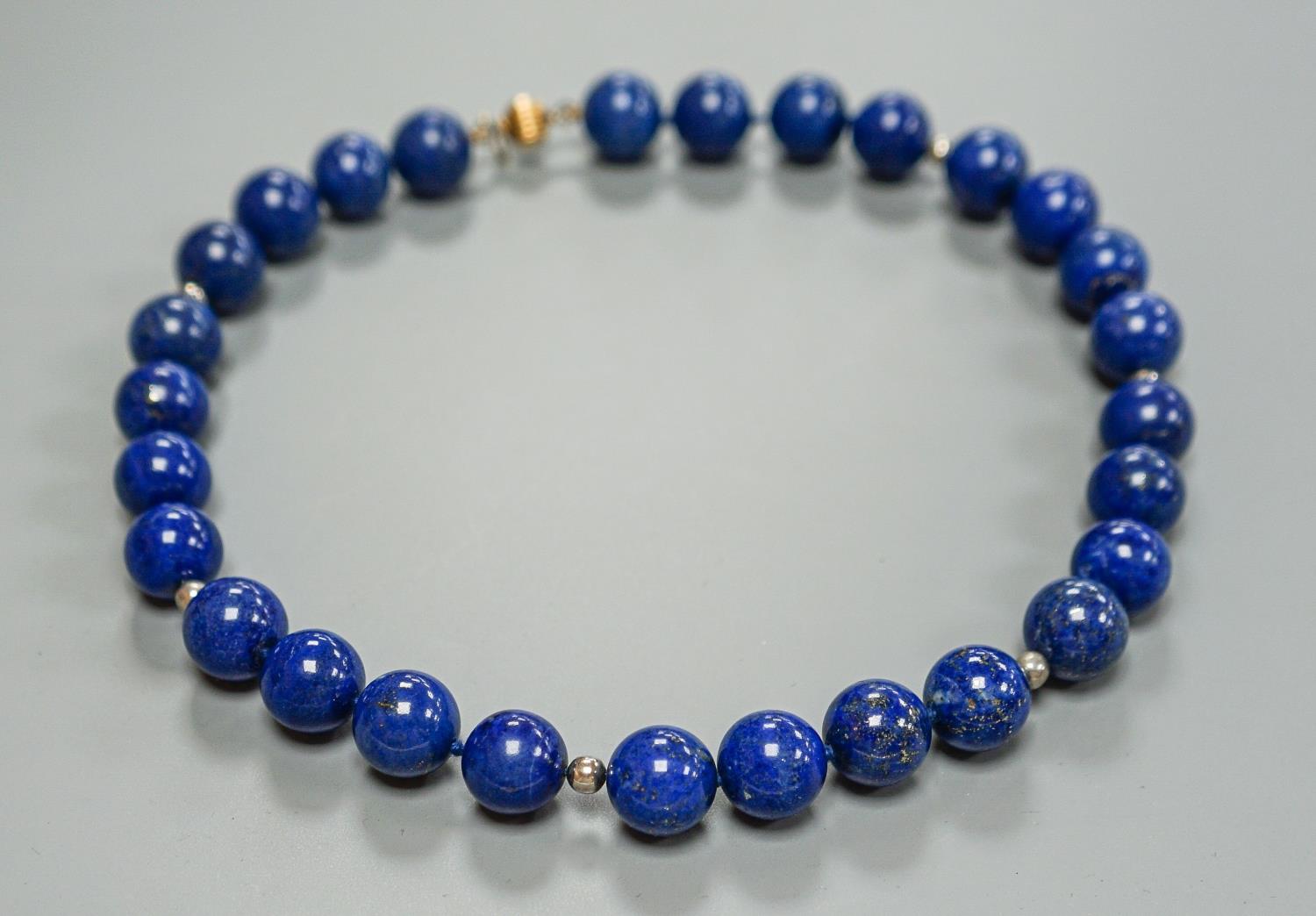 A single strand lapis lazuli circular bead necklace, with 375 clasp, 44cm. - Image 3 of 3