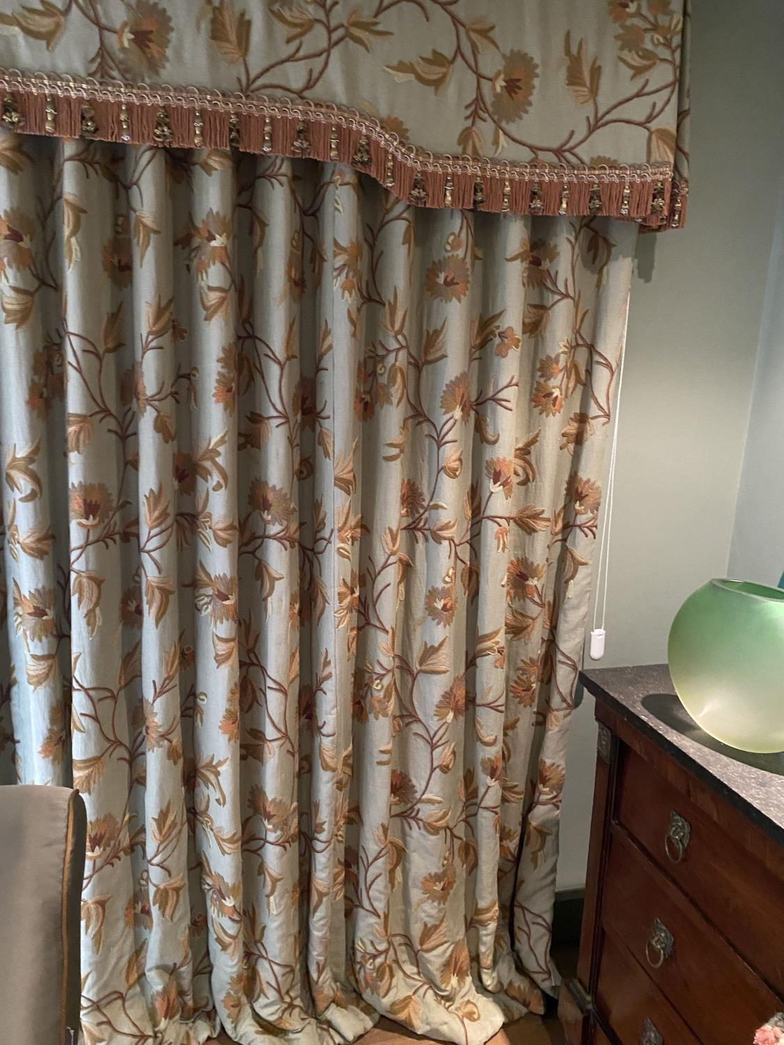 A pair of eau de nil linen curtains with floral crewel work decoration, and matching two piece - Image 6 of 7