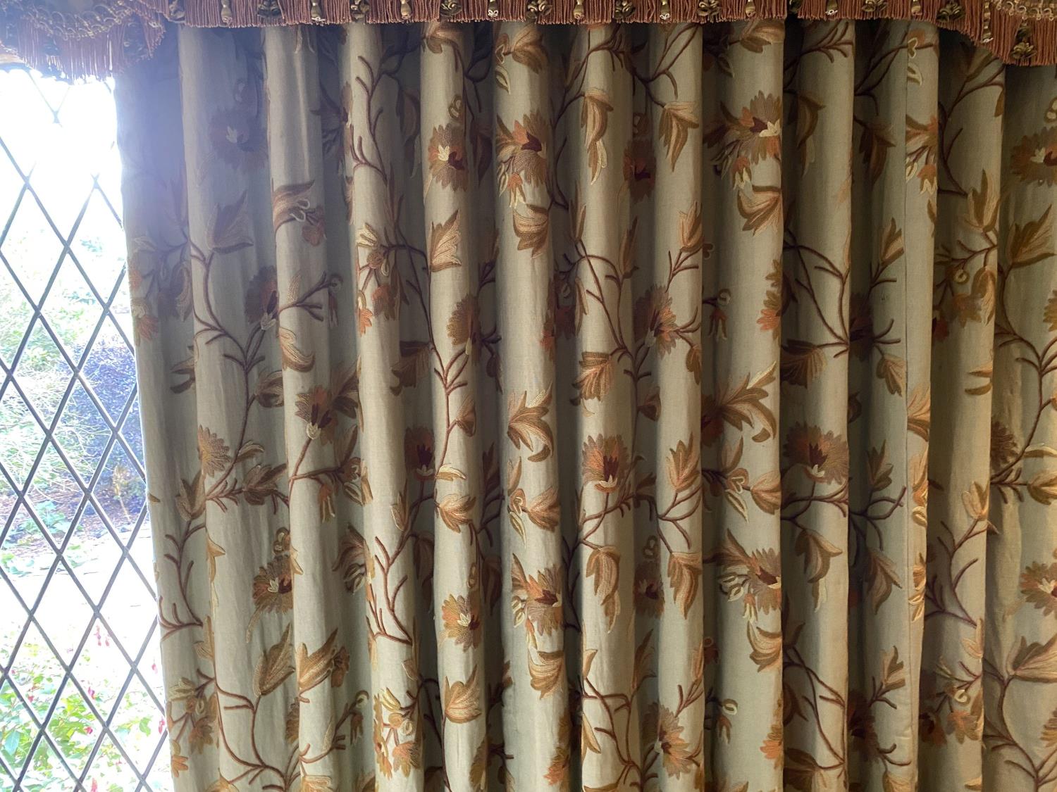 A pair of eau de nil linen curtains with floral crewel work decoration, and matching two piece - Image 7 of 7