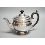 A George V silver teapot, marks rubbed, gross 13oz.