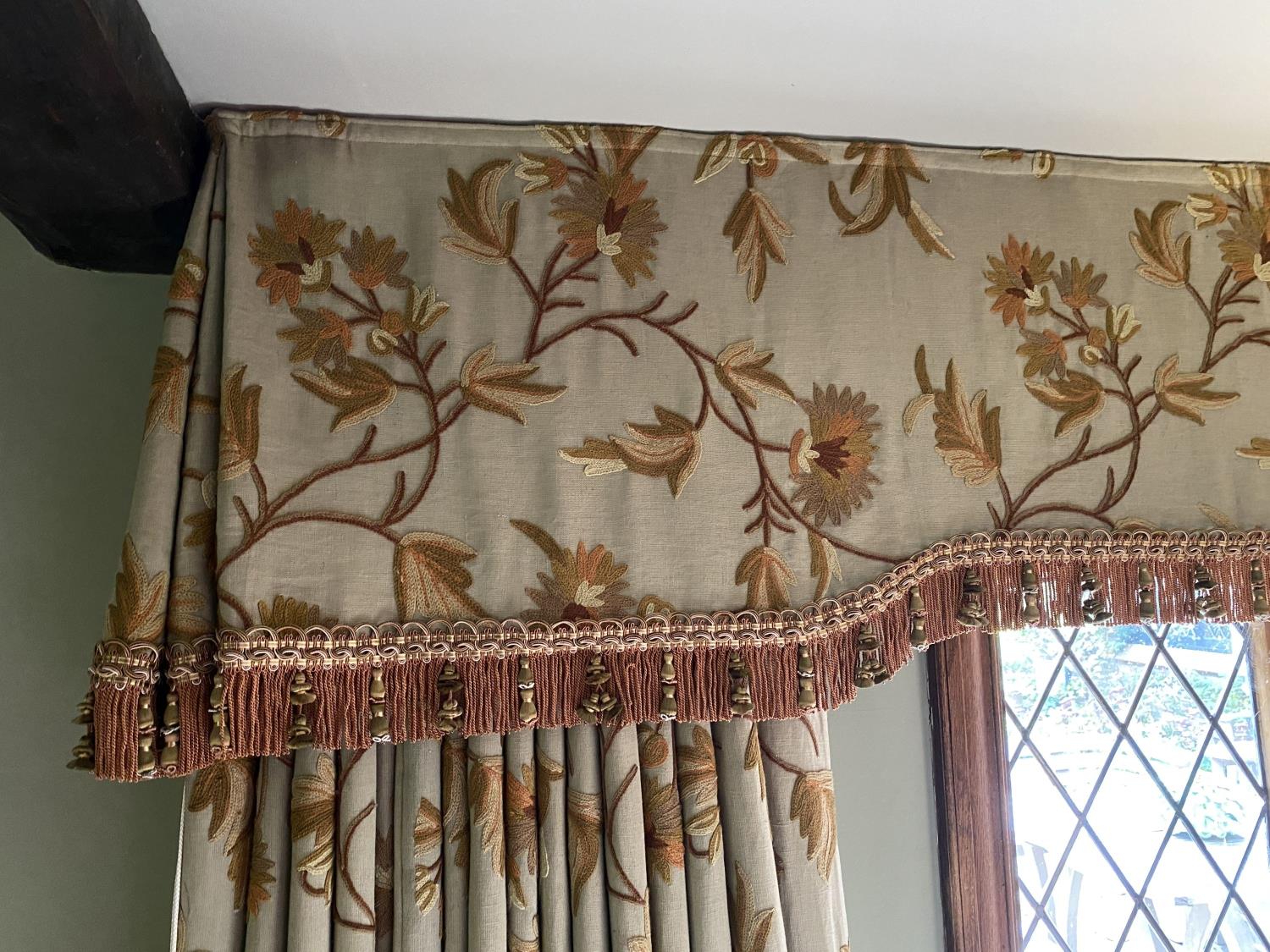A pair of eau de nil linen curtains with floral crewel work decoration, and matching two piece - Image 4 of 7