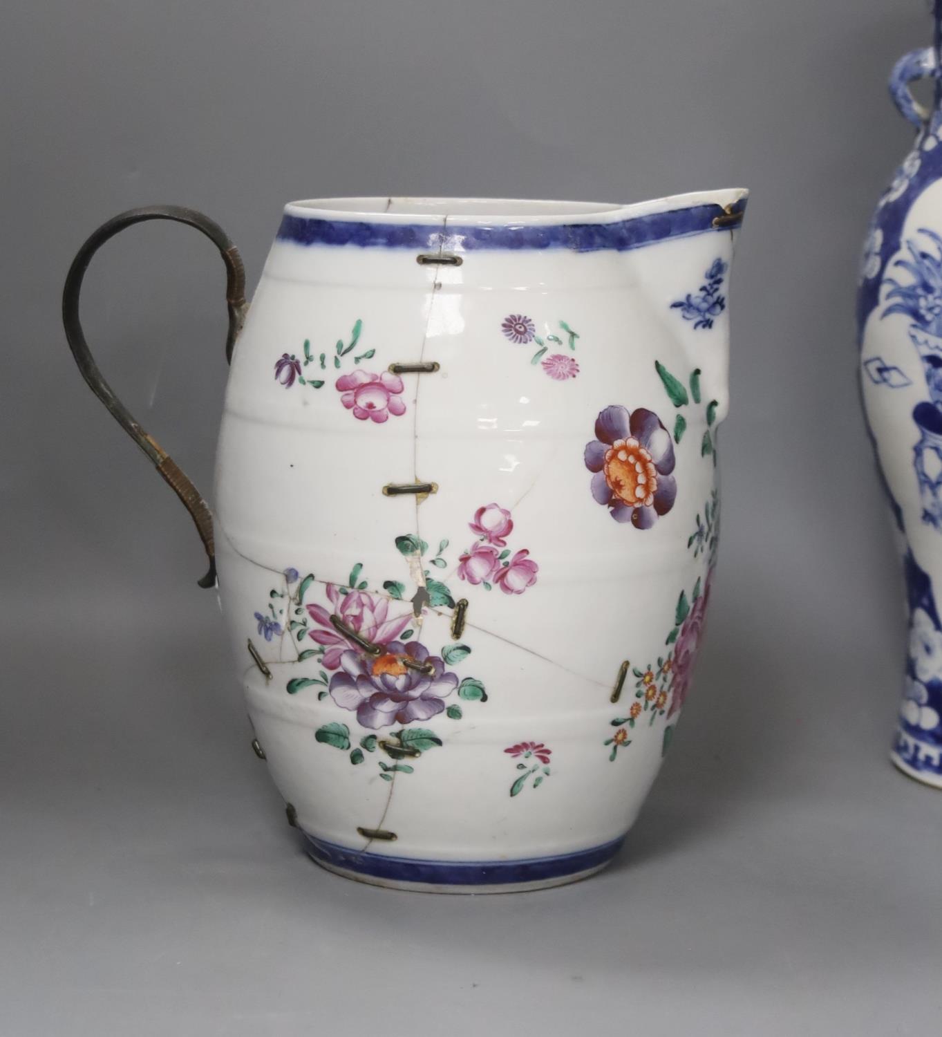 A Chinese Jiaqing export porcelain toilet jug and basin, a small punch bowl, and a blue and white - Image 4 of 6