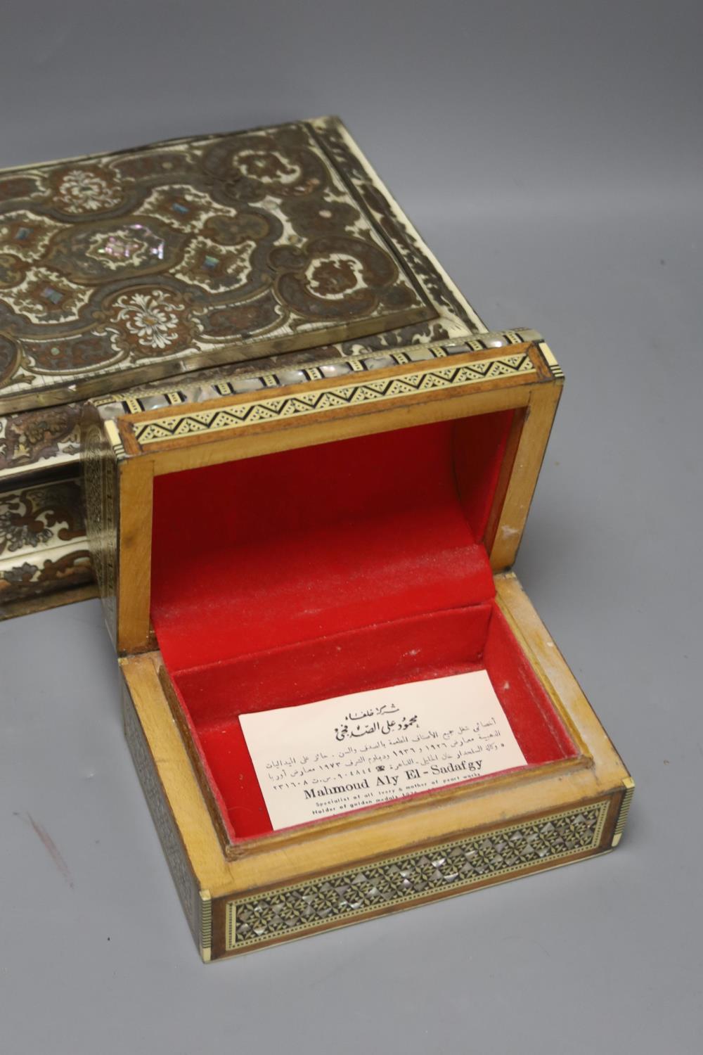A 19th century French cut brass pewter and ivory inlaid jewellery box, h 10cm, 27 x 19cm, together - Image 3 of 4