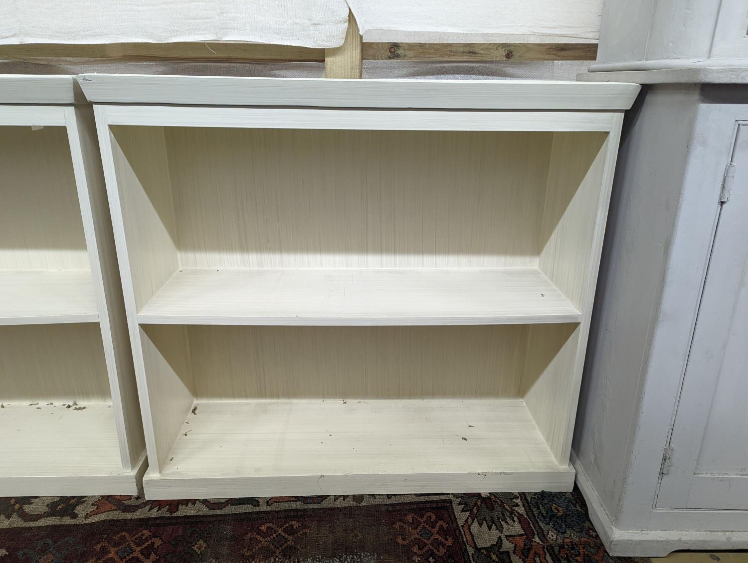 A pair of modern white painted dwarf open bookcases, length 90cm, depth 30cm, height 82cm - Image 2 of 4