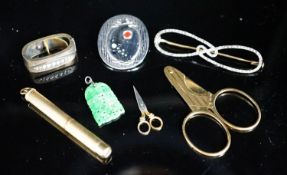 Mixed jewellery including an 18ct cigar cutter, 5cm, 7.9 grams, an engine turned 9ct gold propelling