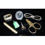 Mixed jewellery including an 18ct cigar cutter, 5cm, 7.9 grams, an engine turned 9ct gold propelling