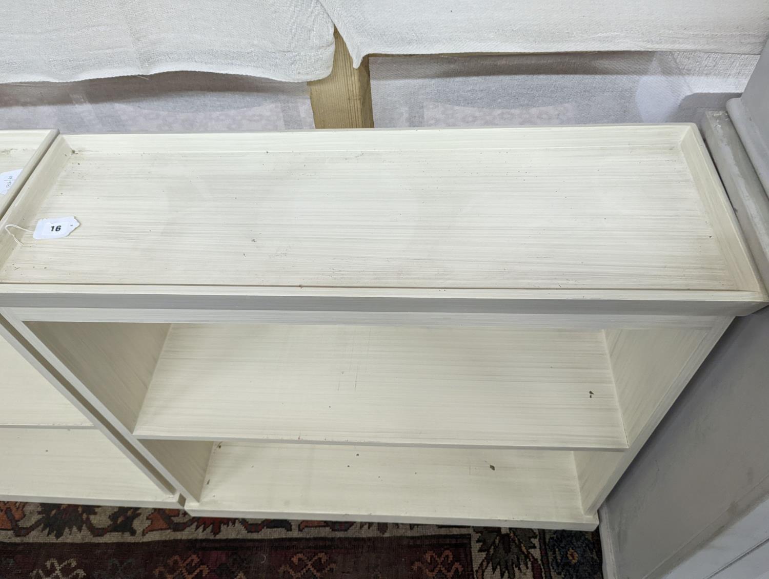 A pair of modern white painted dwarf open bookcases, length 90cm, depth 30cm, height 82cm - Image 3 of 4