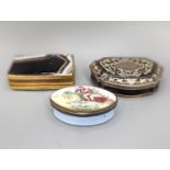 An 18th century silver inlaid tortoiseshell cartouche shaped snuff box, 7.4cm, an agate snuff box