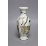 A Chinese famille rose vase, late Qing/ Republic,20cm