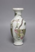 A Chinese famille rose vase, late Qing/ Republic,20cm