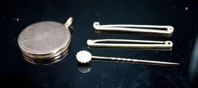 An 18ct bar brooch, 50mm, 2 grams, a 9ct bar brooch, 1.8 grams, a white opal set stick pin and a